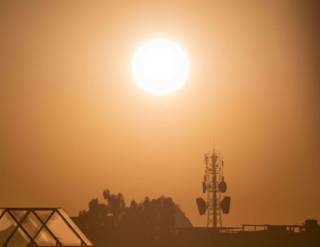 sunce iznad krovova_ilustracija_unsplash